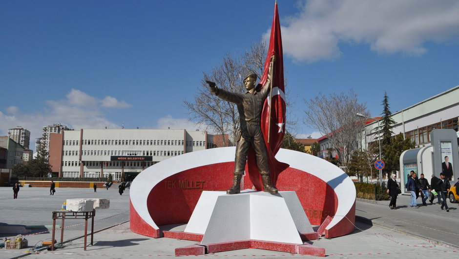 15 Temmuz kahramanının heykelini kaldırdılar