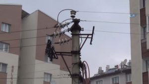 Rüzgar elektrik tellerini patlattı..