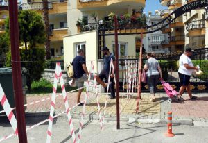 Canı Sıkılan Yol Kapatıyor