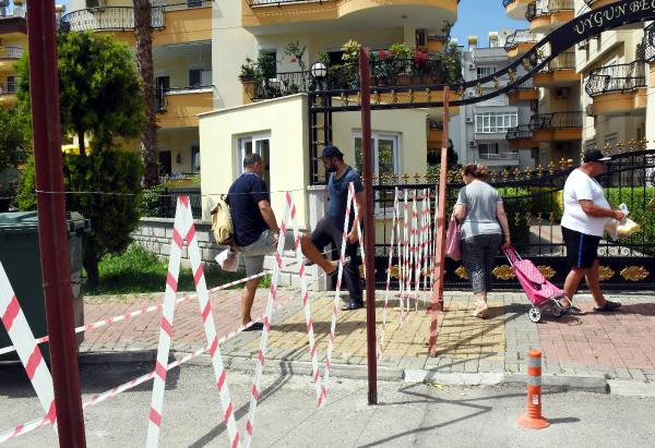 Canı Sıkılan Yol Kapatıyor