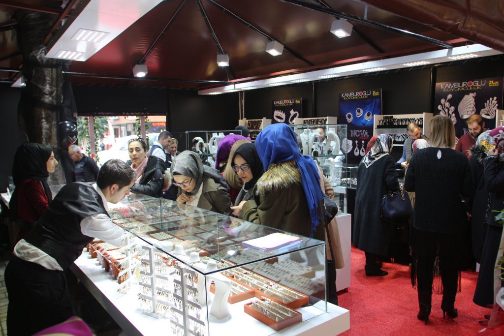 KAMBUROĞLU’NUN GELENEKSEL İNDİRİM GÜNLERİ BAŞLADI