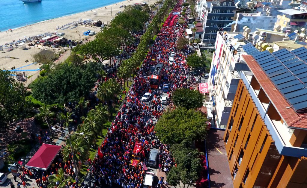 “ALANYA’DA ON BİNLER GELECEĞE YÜRÜDÜ”