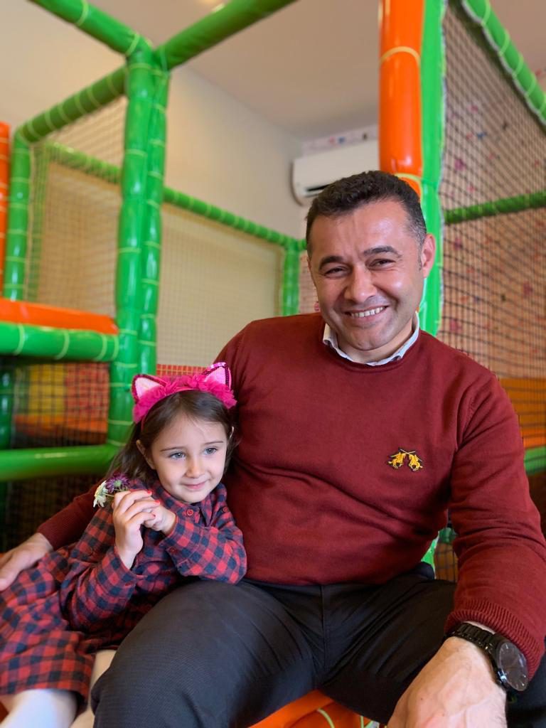 “Zaferini kızıyla kutladı”