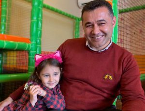 “Zaferini kızıyla kutladı”