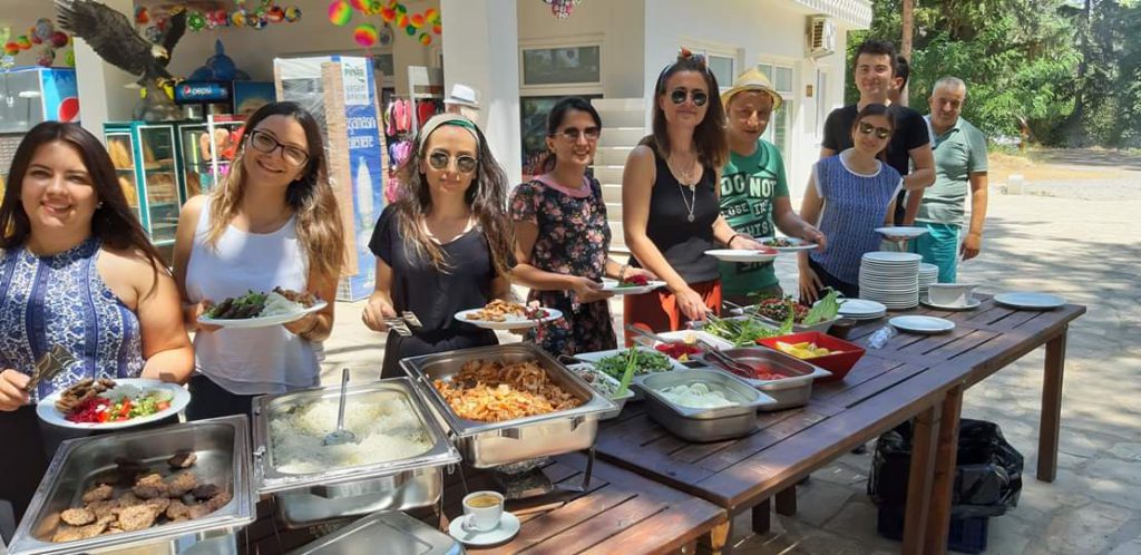 Gazeteciler piknikle haber oldu..