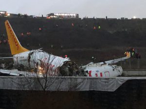 UÇAK PİSTTEN ÇIKTI 183 YARALI