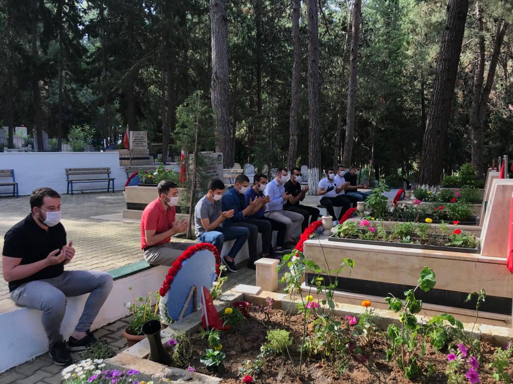 AK GENÇLİKTEN ŞEHİTLERİMİZE ZİYARET