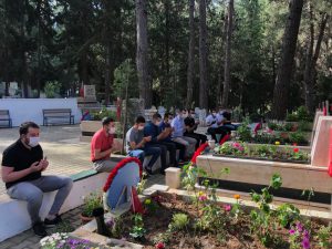 AK GENÇLİKTEN ŞEHİTLERİMİZE ZİYARET