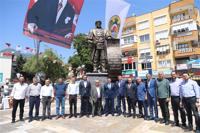 HACET PARKI KARAMANOĞLU MEHMET BEY HEYKELİ İLE AÇILDI