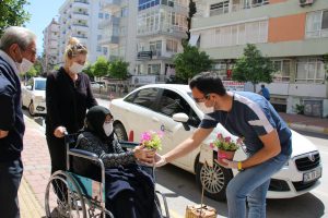 BÖCEK HEM ANNELERİ, HEM ÇİÇEKÇİLERİ SEVİNDİRDİ