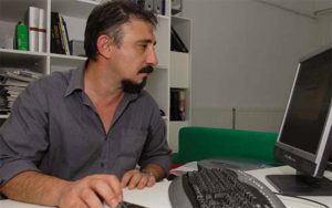 BU ADAM KİME HİZMET EDİYOR