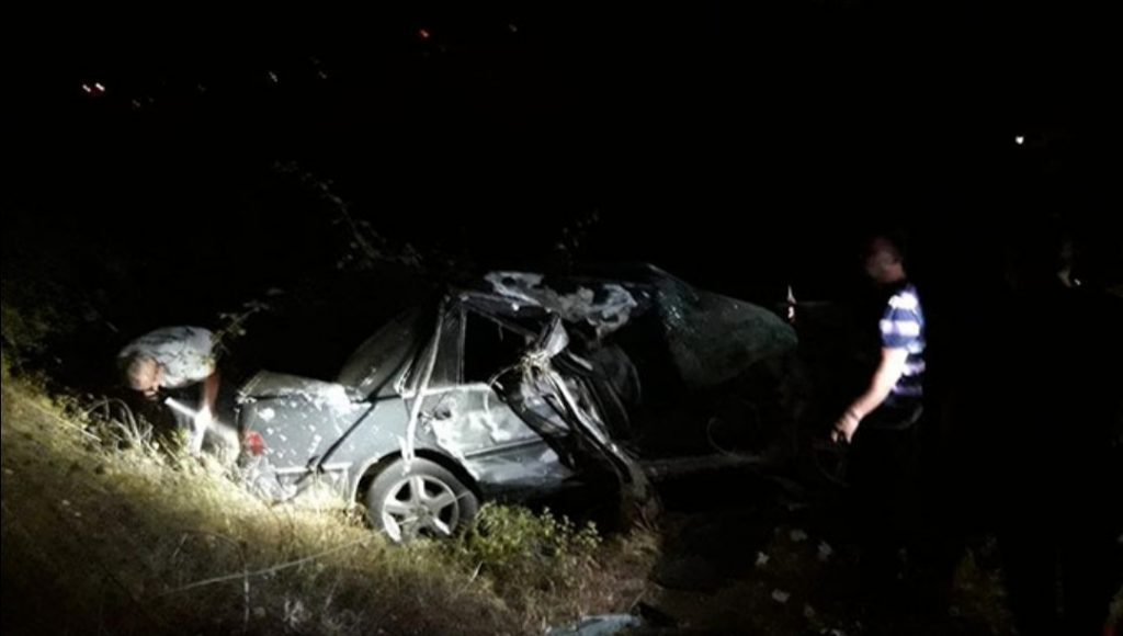 TAKLA ATAN OTOMOBİLDE ÜÇ KİŞİ YARALANDI