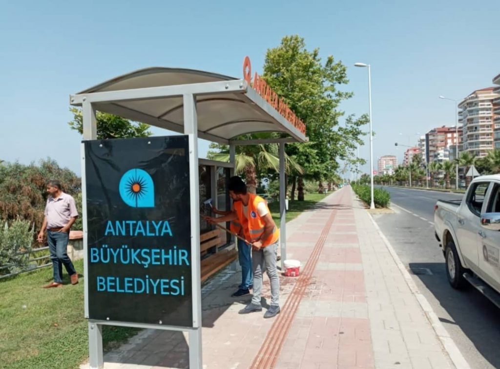 ALANYA’DA OTOBÜS DURAKLARI TEMİZLENİYOR