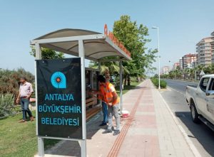 ALANYA’DA OTOBÜS DURAKLARI TEMİZLENİYOR
