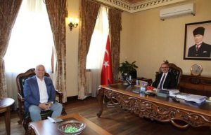 BAŞKAN ŞAHİN’DEN VALİ KARALOĞLU’NA PLAKET