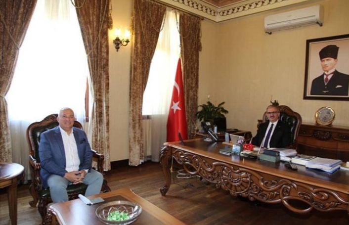 BAŞKAN ŞAHİN’DEN VALİ KARALOĞLU’NA PLAKET