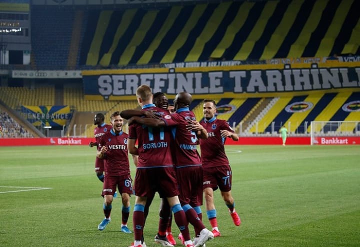 İLK FİNALİST BORDO-MAVİLİLER