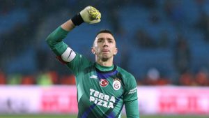 YILDIZ FİLE BEKÇİSİ SAKATLANDI HASTANEYE KALDIRILDI