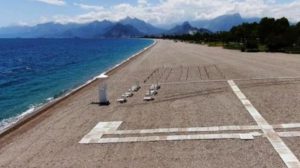 ŞEZLONG VE ŞEMSİYELER YENİ NORMALLEŞME KURALLARINA GÖRE HAZIRLANIYOR