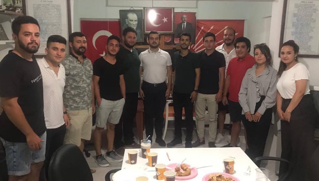 CHP’Lİ GENÇLER GECİKEN PROJELER İÇİN ATAKTA