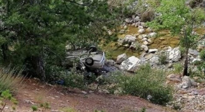 ARAÇ UÇURUMA YUVARLANDI 3 ÖLÜ 4 YARALI