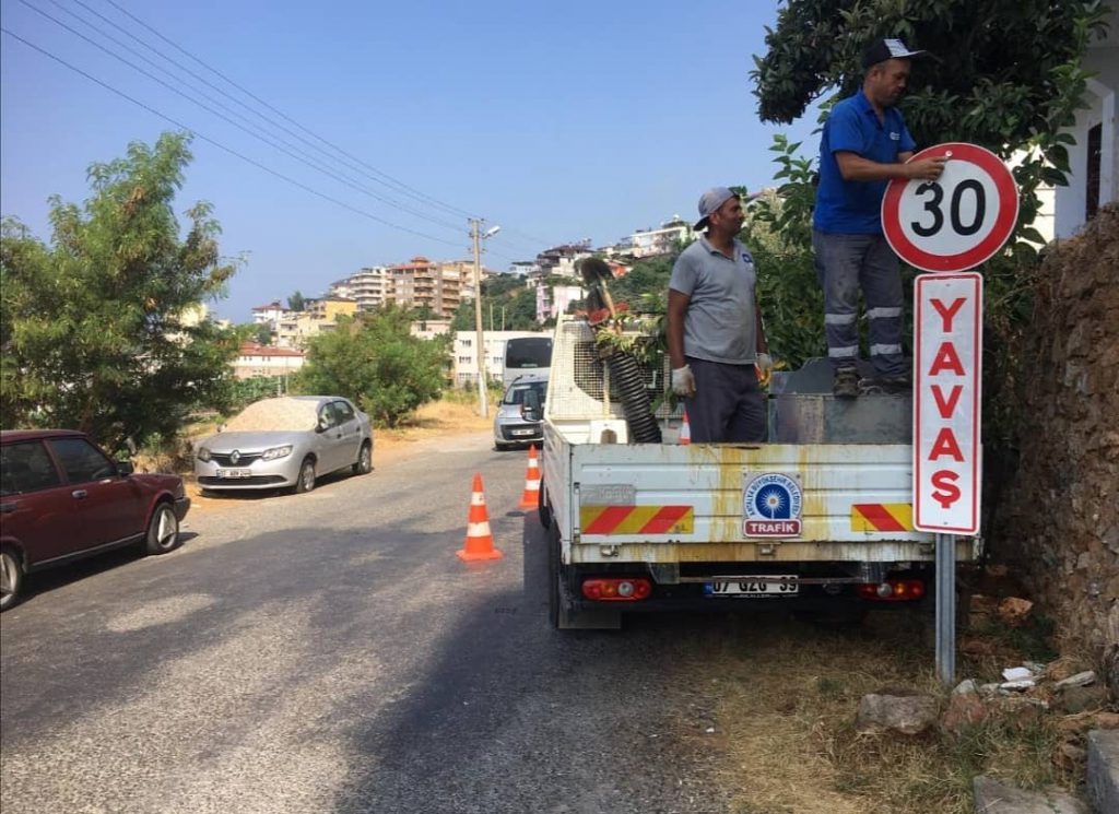 TRAFİK LEVHALARI DÜZENLENİYOR