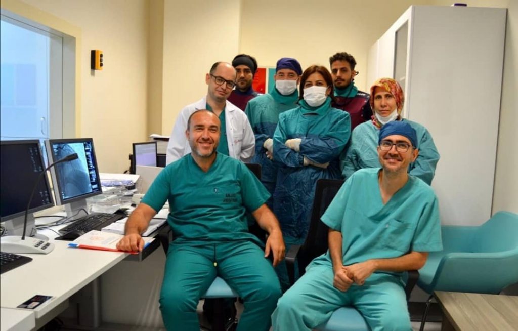 KARDİYOLOJİ EKİBİ BAŞARIYA DOYMUYOR