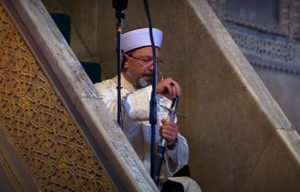 AYASOFYA KILIÇLA OKUNAN HUTBE İLE İBADETE AÇILDI