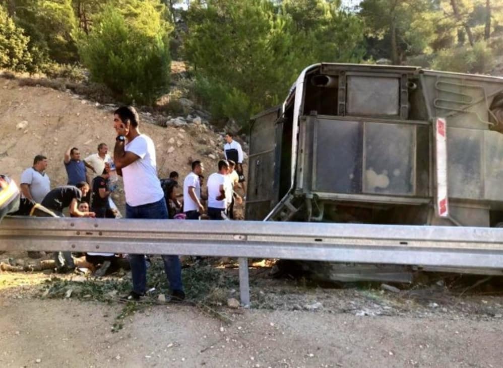 ASKER TAŞIYAN OTOBÜS DEVRİLDİ 5 ŞEHİT