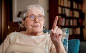 ADALET AĞAOĞLU HAYATINI KAYBETTİ