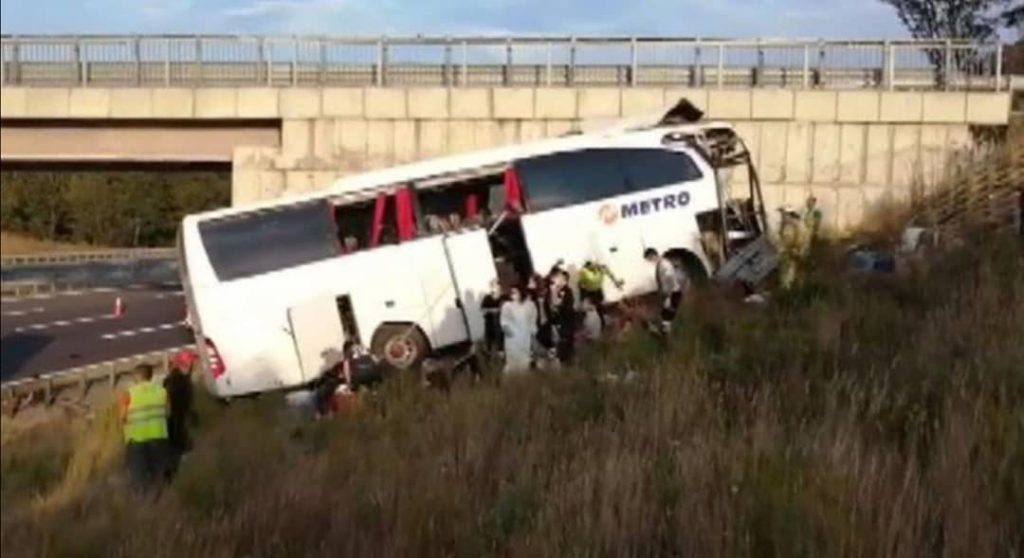 OTOBÜS YOLDAN ÇIKTI 5 ÖLÜ 26 YARALI