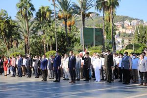 ALANYA’DA PANDEMİ GÖLGESİNDE ZAFER BAYRAMI KUTLANDI