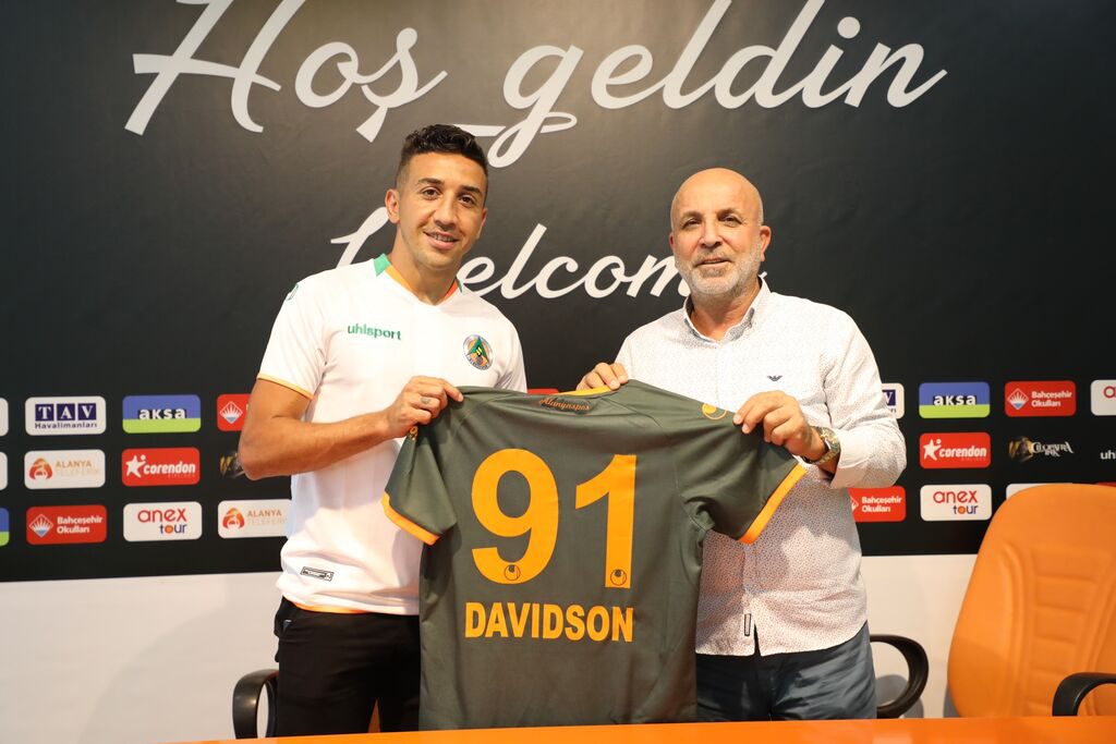 ALANYASPOR 3 OYUNCUYA İMZAYI ATTIRDI