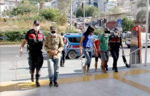 FOTOKAPAN HIRSIZLARI YAKALATTI