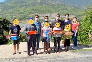 AK GENÇLİKTEN ÖĞRENCİLERE HEDİYE