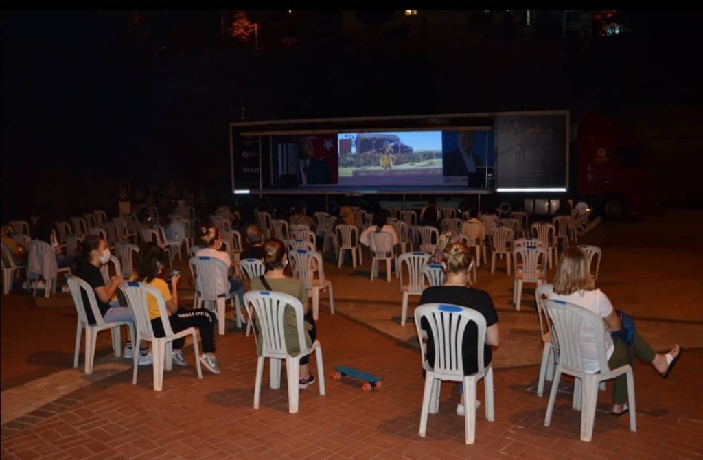 İSKELEDE SİNEMA KEYFİ BAŞKA