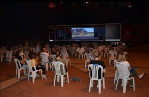 İSKELEDE SİNEMA KEYFİ BAŞKA