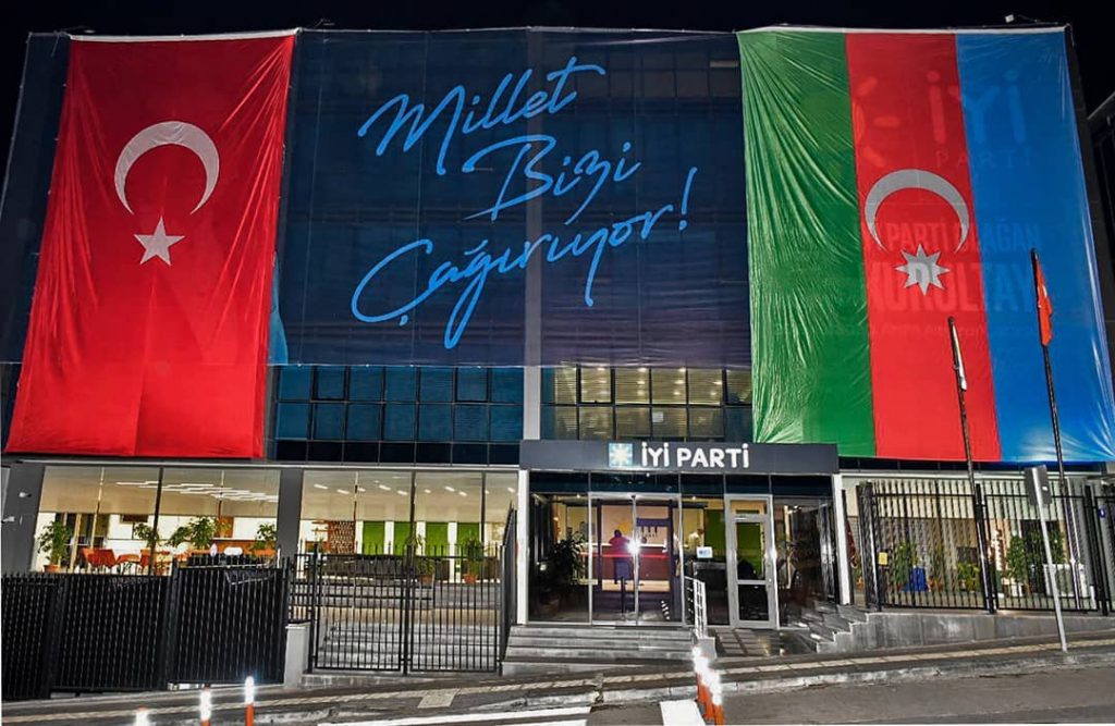 İYİ PARTİ DE ÇATI ÇÖKÜYOR MU?