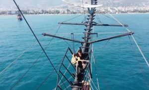 TEKNE DİREĞİNDE GİTARLA ALANYA TANITIMI