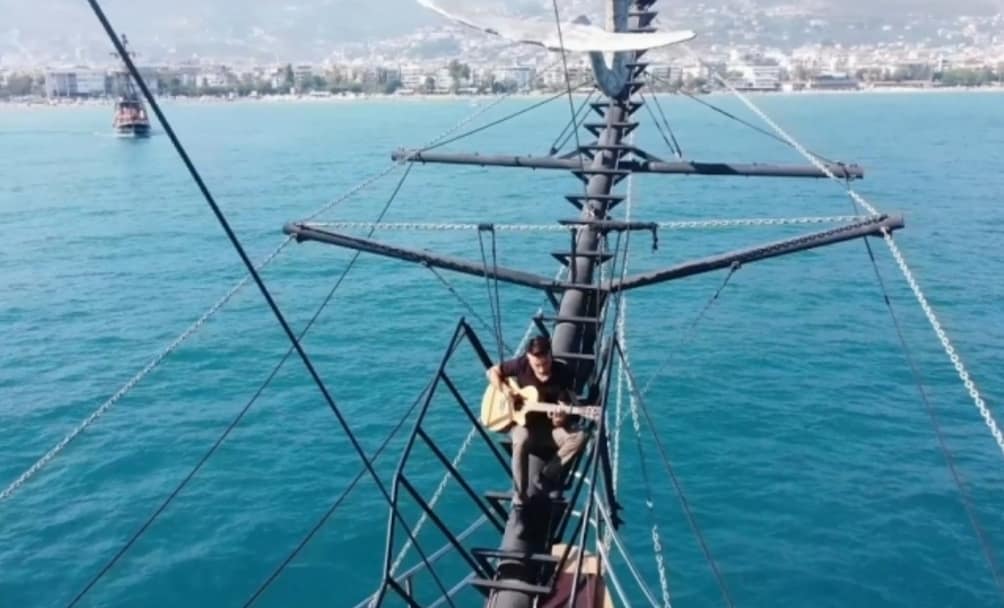 TEKNE DİREĞİNDE GİTARLA ALANYA TANITIMI