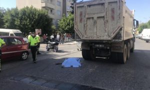 BİSİKLETLİ KADIN KAMYON KURBANI