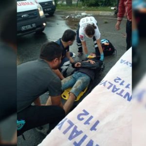 KAMYONET AĞACA ÇARPTI 3 YARALI