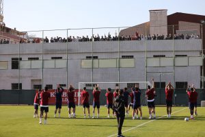 TARAFTARLAR’DAN ALANYASPOR’A MORAL ZİYARETİ