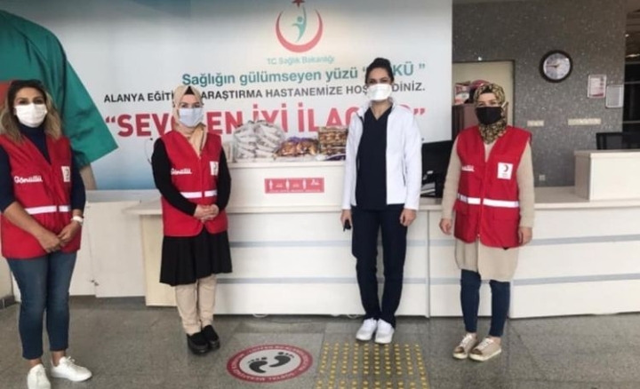 ALANYA KIZILAY SAĞLIK ÇALIŞANLARINI UNUTMADI