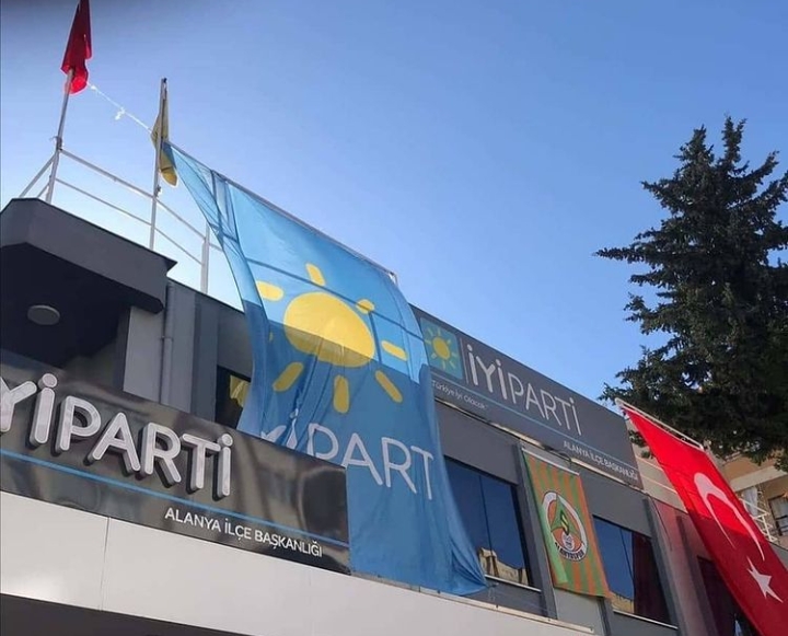 PANDEMİ PARTİ BİNASINI KAPATTIRDI