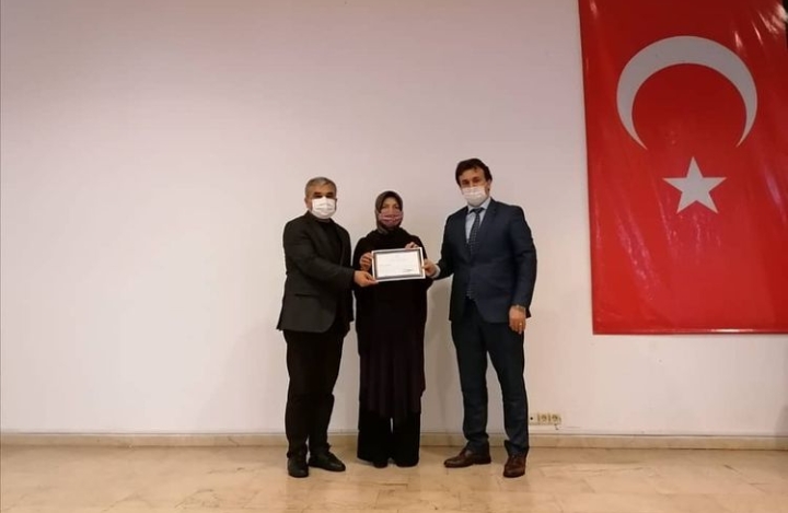 EMEKLİ OLAN ÖĞRETMENLERE HİZMET ŞEREF BELGELERİ VERİLDİ