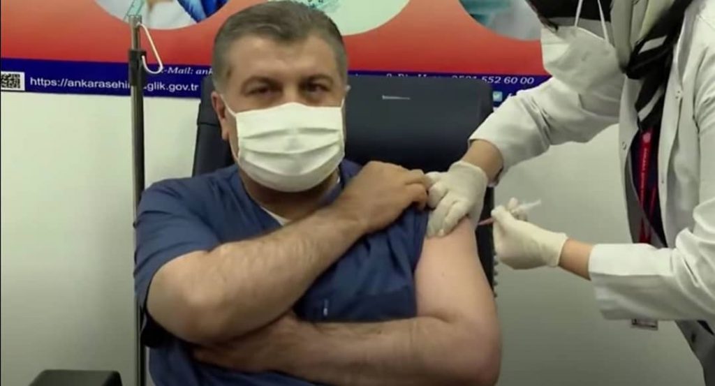 BAKAN KOCA İLK AŞIYI OLDU