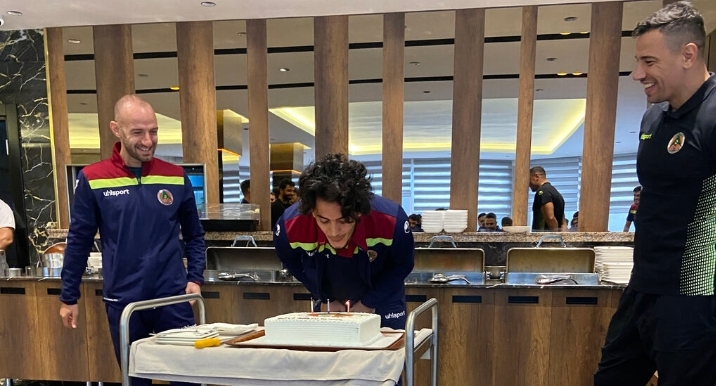 MAÇ ÖNCESİ SÜRPRİZ DOĞUM GÜNÜ KUTLAMASI