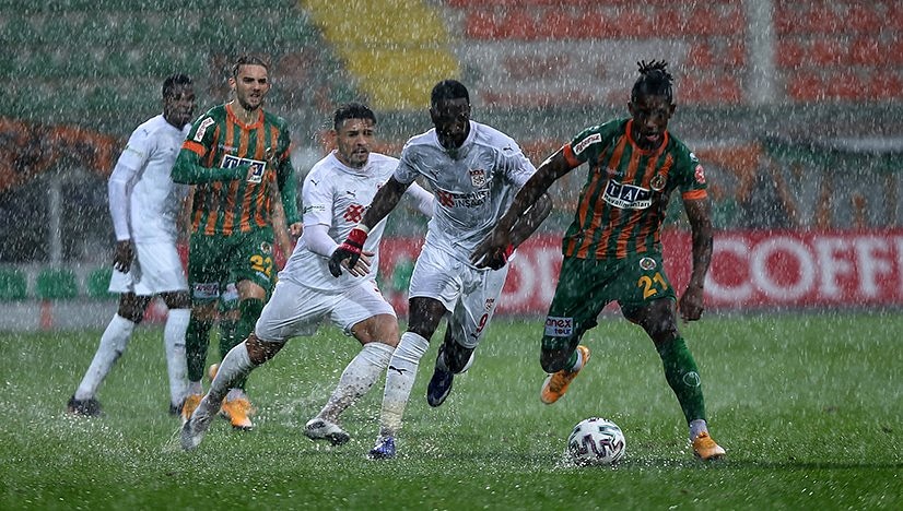 ALANYASPOR-SİVASSPOR MAÇI YARINA ERTELENDİ