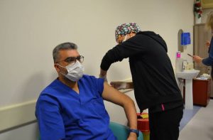 ALANYA’DA İLK AŞI SAĞLIKÇILARA VURULDU